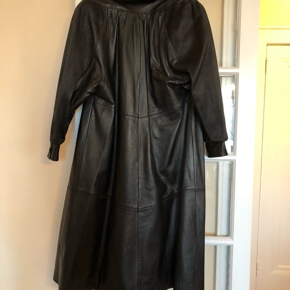 Full length leather coat with fur trim - Picture 7 of 9
